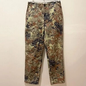 & Other Stories camouflage print pants. size 6 (US)